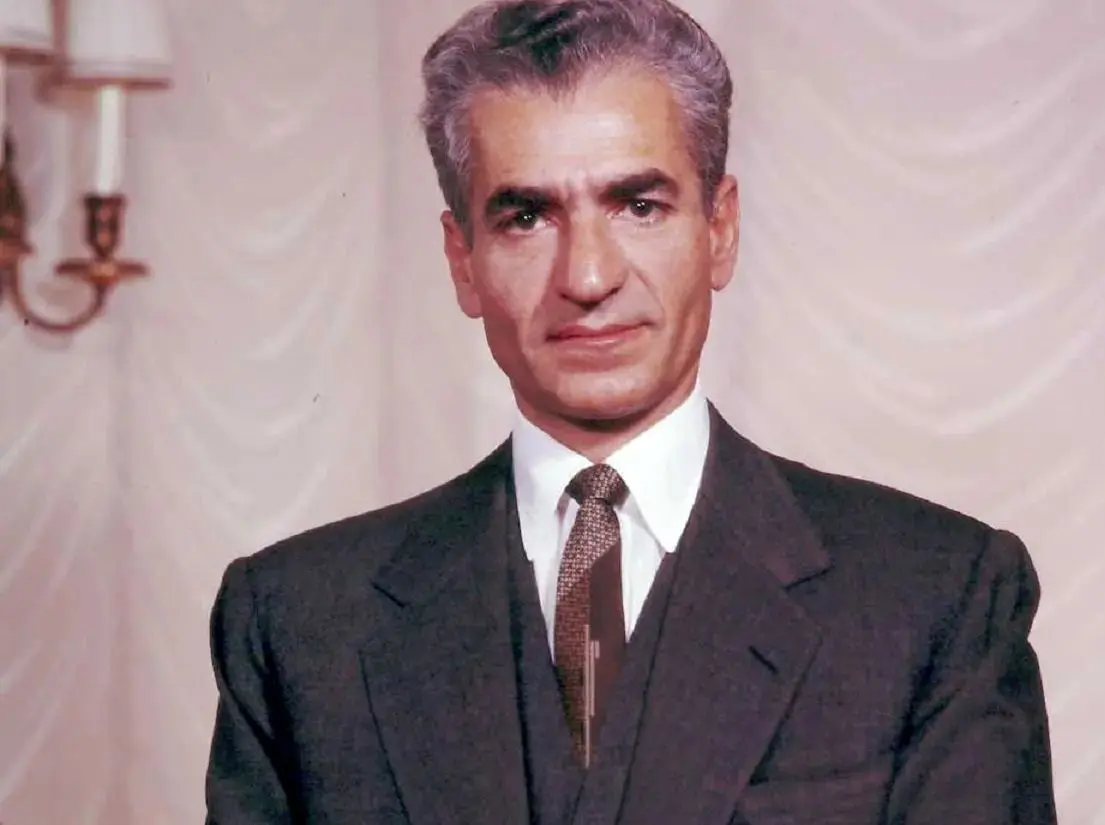 «محمدرضا پهلوی» در حال ورود به سفارت ایران در لندن؛ سال 1338 