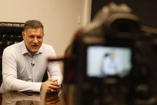 ببینید؛ دیدار احساسی علی دایی با ناخدا هوشنگ صمدی 

