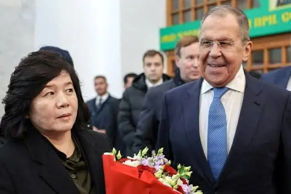 ببینید؛ دسته گل لاوروف برای وزیر خارجه کره شمالی