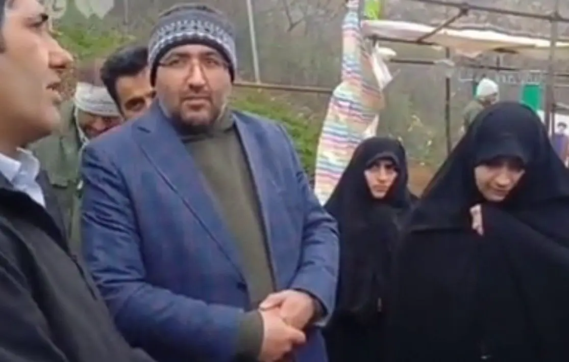 ببینید؛ نخستین مواجهه دختر شهید رئیسی با «حاج آقا هارداسان» در نقطۀ وداع