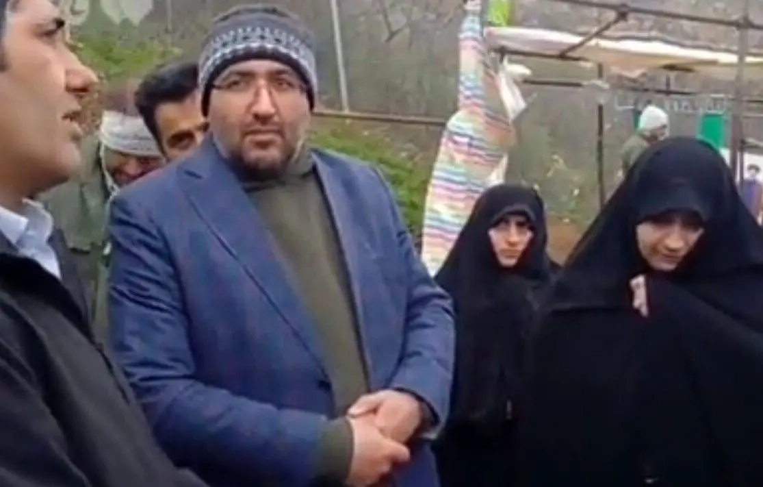 ببینید؛ نخستین مواجهه دختر شهید رئیسی با «حاج آقا هارداسان» در نقطۀ وداع