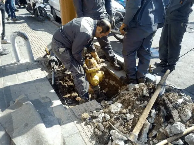 دزدی از آب آتش‌نشانی برای استخر!