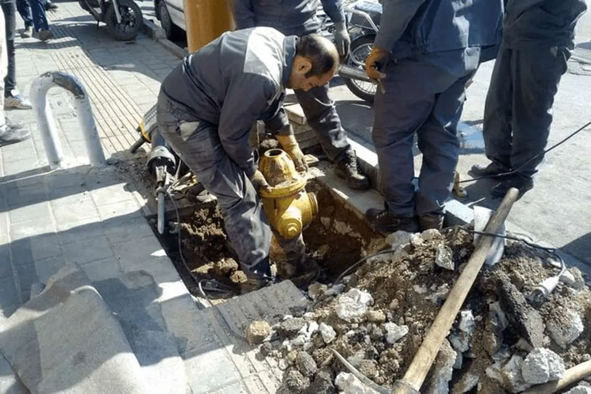 دزدی از آب آتش‌نشانی برای استخر!