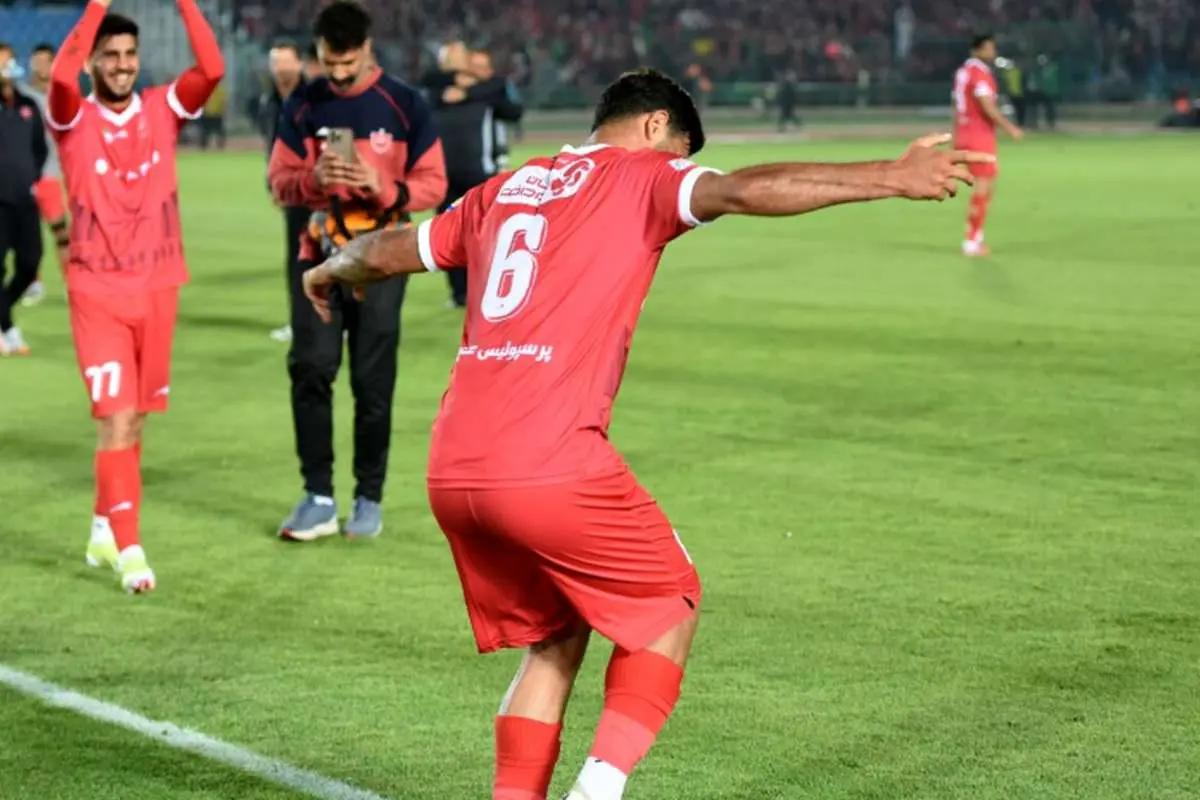 کنعانی با بازوبند کاپیتانی بی‌خیال رقصیدن شد!