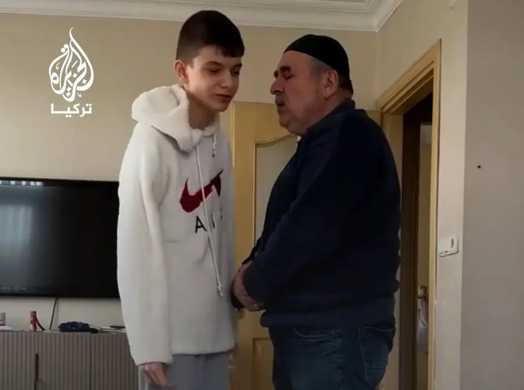 ویدئویی پربازدید از عشق کودک اوتیسم به پدربزرگ در حین نماز