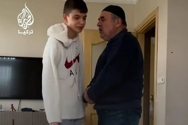 ویدئویی پربازدید از عشق کودک اوتیسم به پدربزرگ در حین نماز