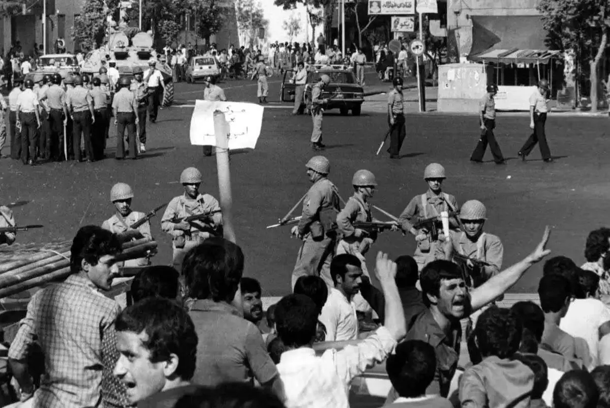 ۱۵ بهمن ۱۳۵۷؛ خط و نشان بختیار برای انقلابیون، رضا پهلوی به تگزاس بازگشت