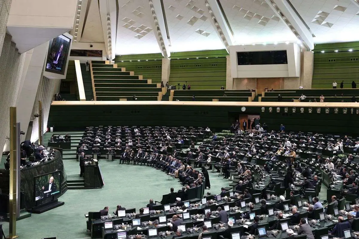 به جای بزرگنمایی انتصاب ظریف، مشکلات مردم را حل کنید