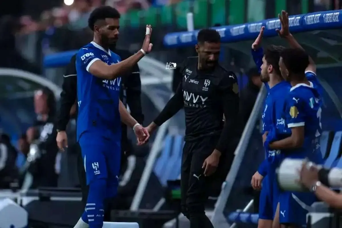 مدافع منفور الهلال مقابل پرسپولیس روی نیمکت