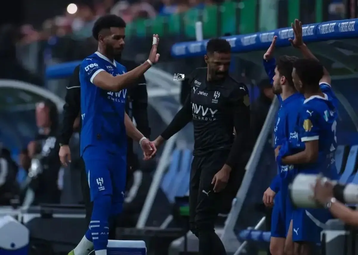 مدافع منفور الهلال مقابل پرسپولیس روی نیمکت