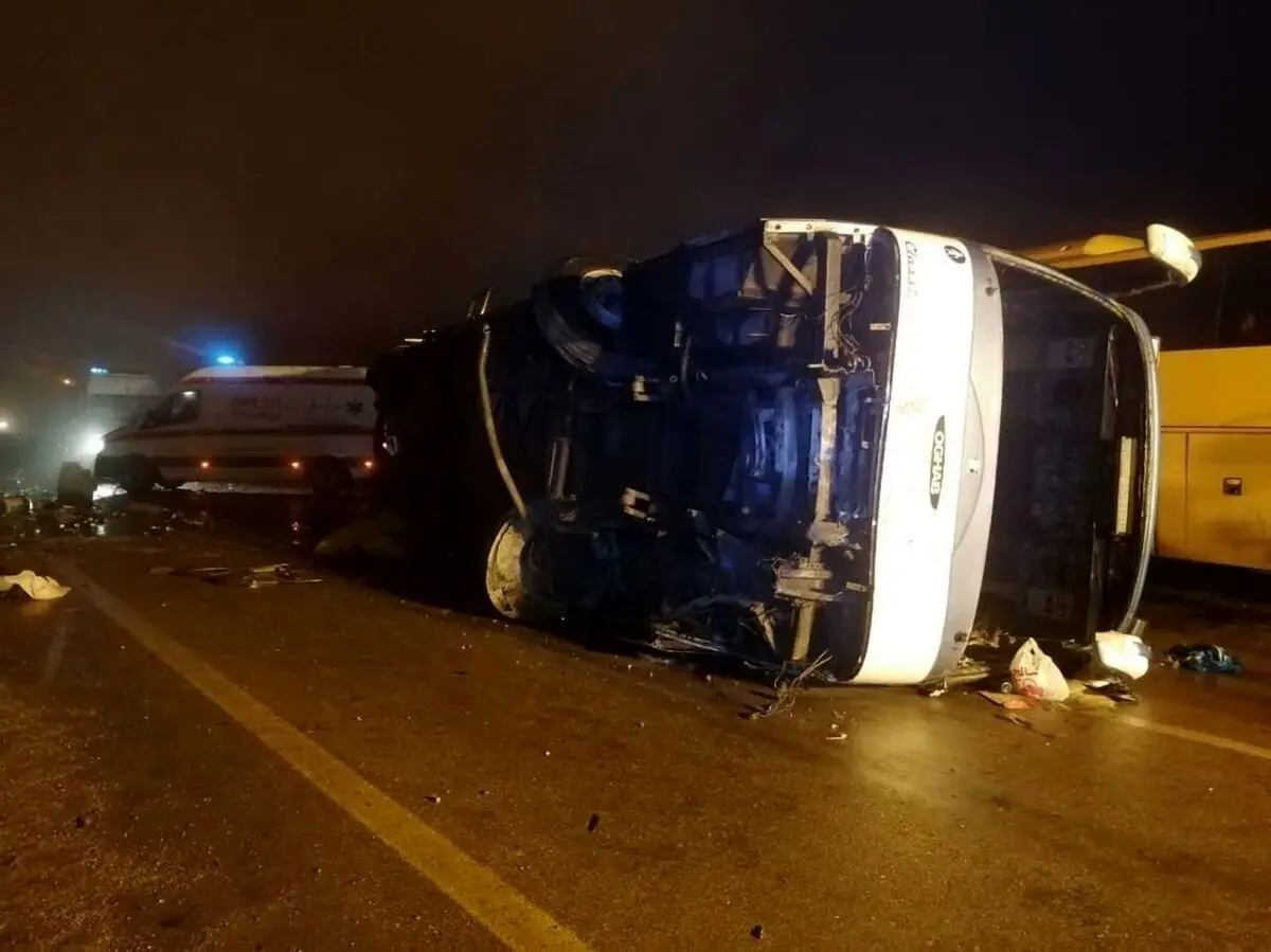 (تصاویر) جزئیات واژگونى مرگبار اتوبوس حامل دانش‌آموزان در کرمان؛ ٦ تیم عملیاتى هلال احمر اعزام شدند
