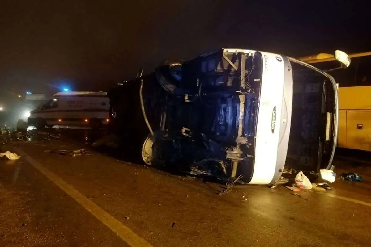 (تصاویر) جزئیات واژگونى مرگبار اتوبوس حامل دانشآموزان در کرمان؛ ٦ تیم عملیاتى هلال احمر اعزام شدند