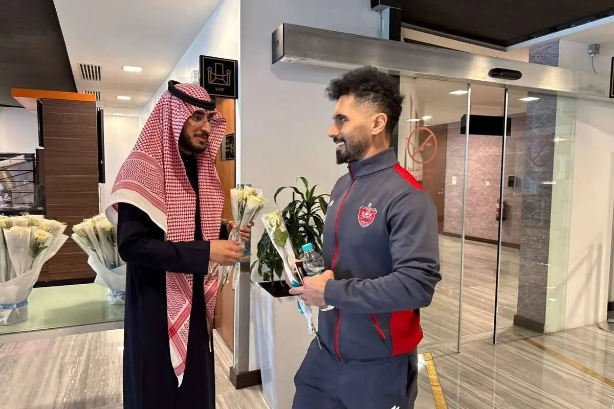 (عکس)استقبال از پرسپولیس در عربستان با گل رز