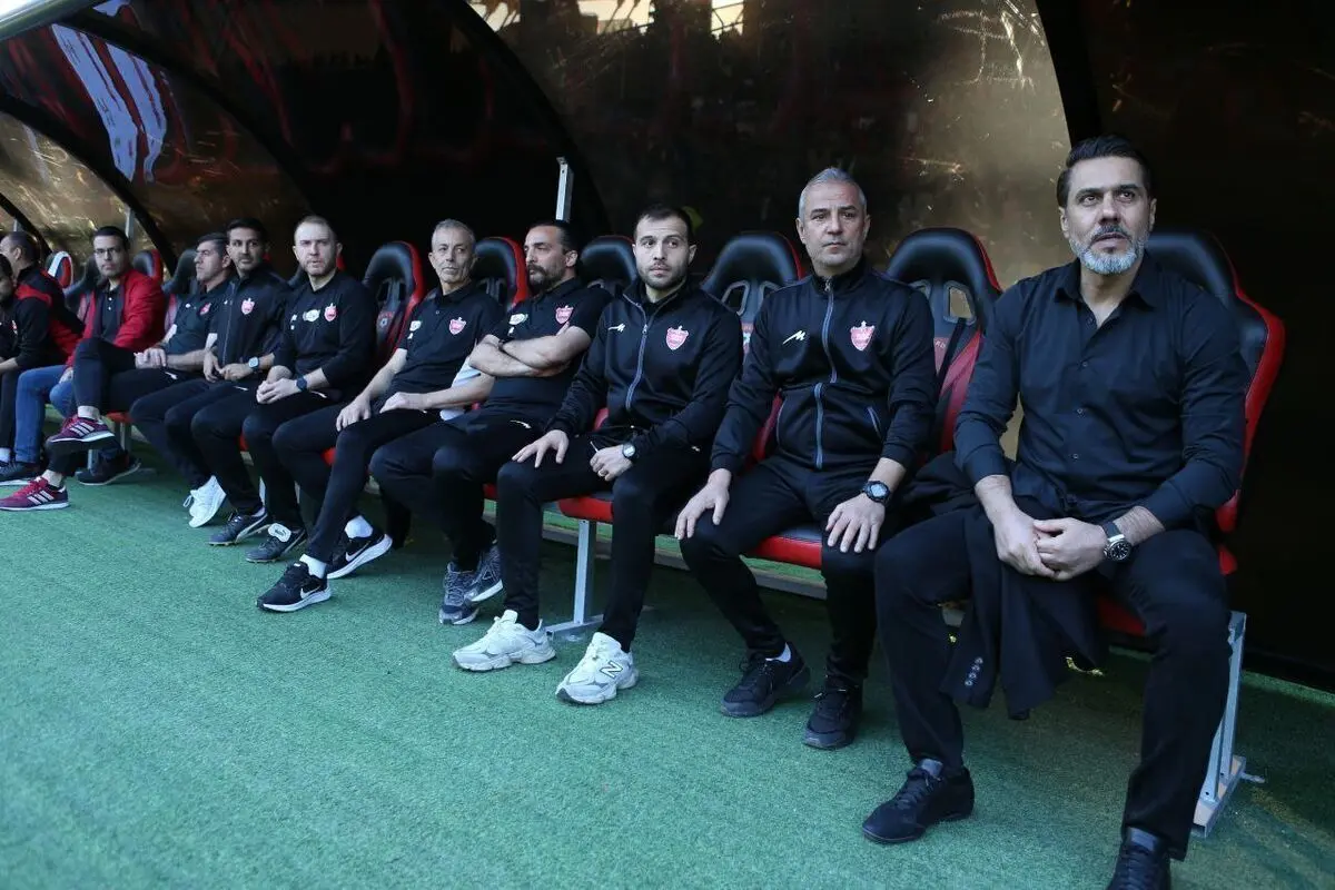 مربی پرسپولیس با نظر کارتال روی سکوها رفت