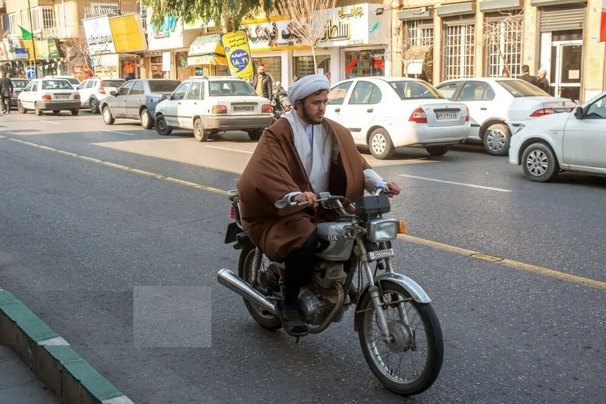 (تصاویر) عمامه گذاری طلاب به دست آیت الله مکارم شیرازی در قم