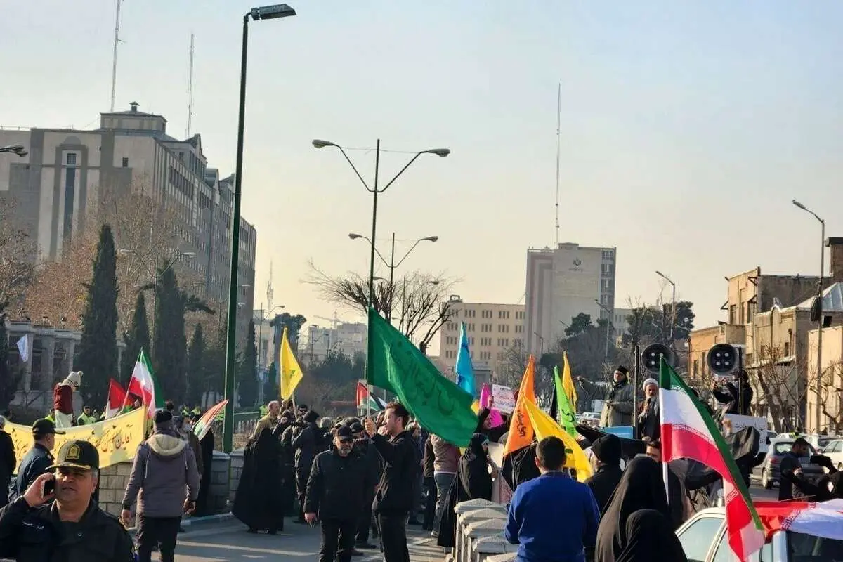 شعار علیه سران قوا در تجمع امروز در مقابل مجلس