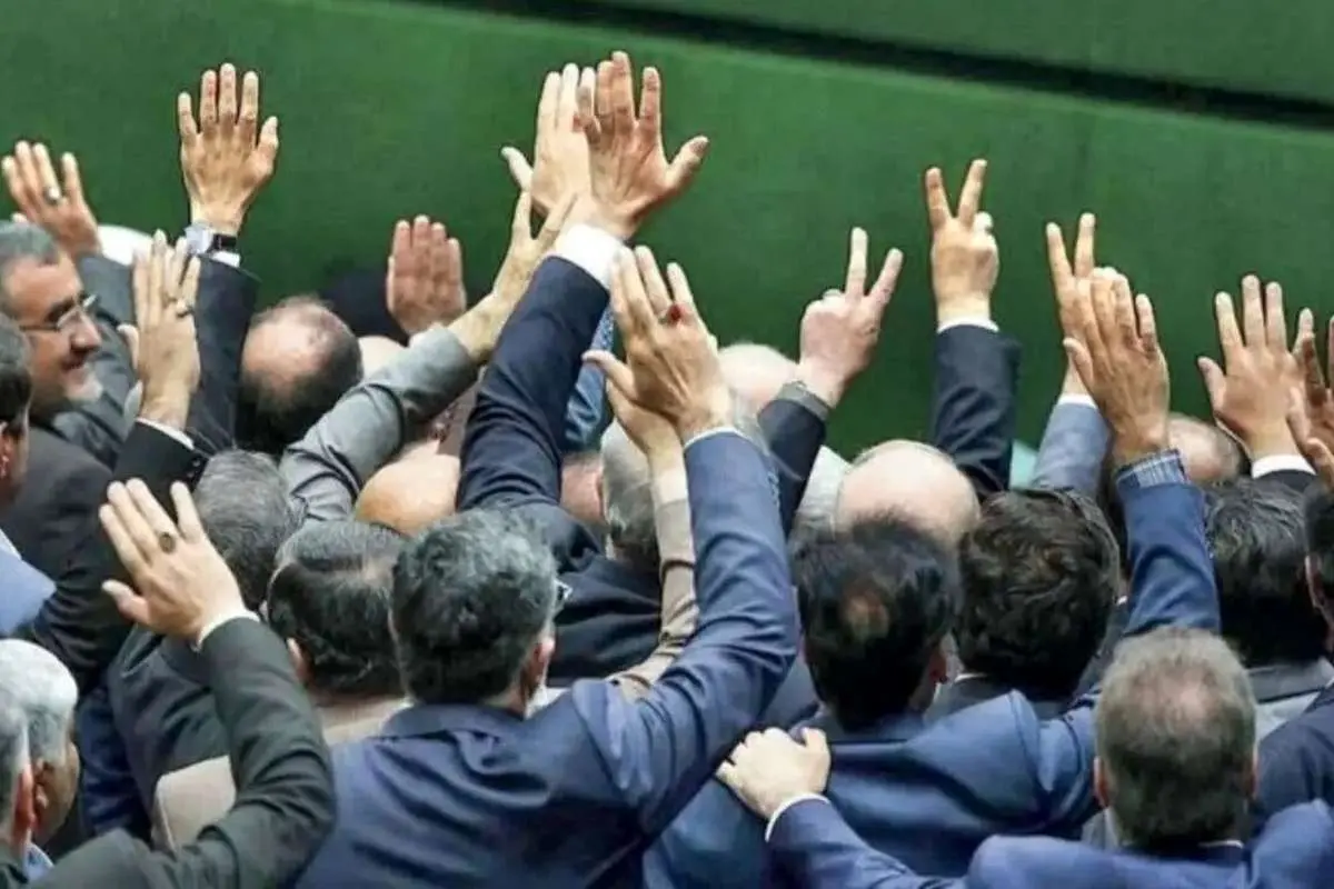 حمله روزنامه اصولگرا به تندروها: شعار انقلابی میدهند، اما نه خرد دارند نه مصلحت میفهمند