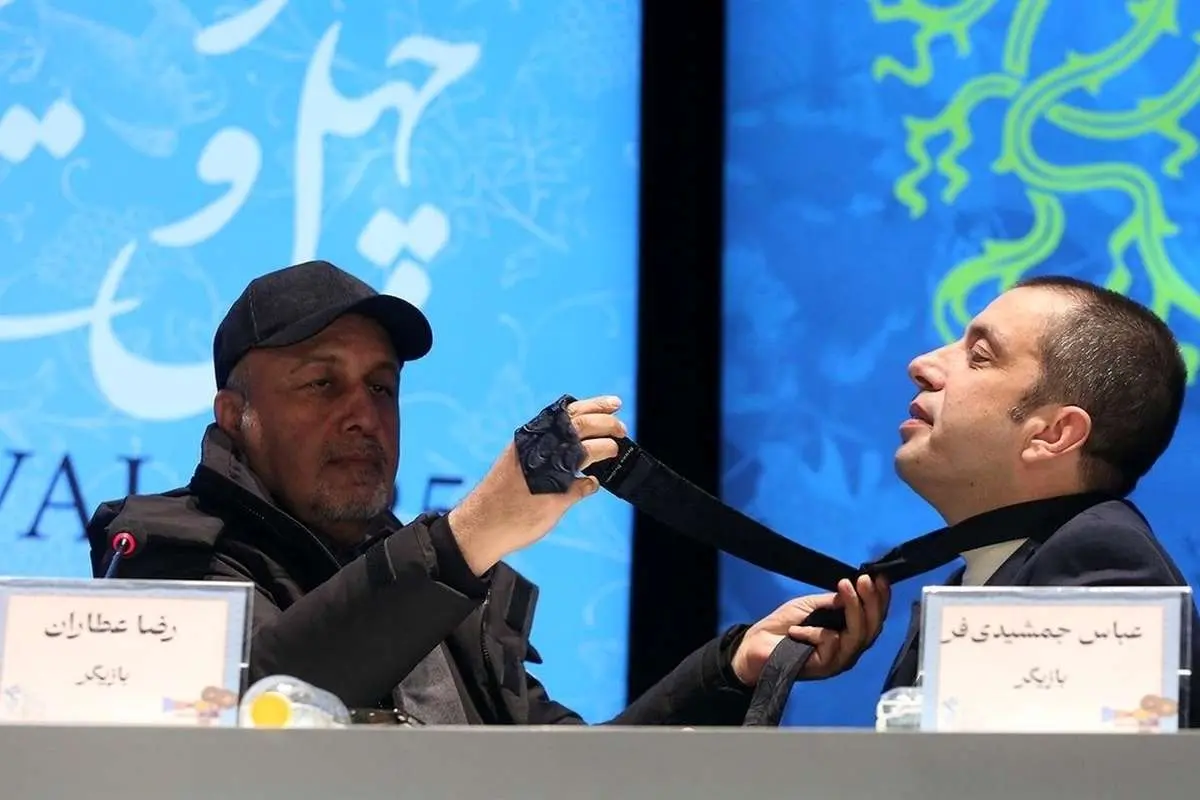 (ویدئو) کراوات بستن رضا عطاران با کمک عباس جمشیدیفر در نشست خبری