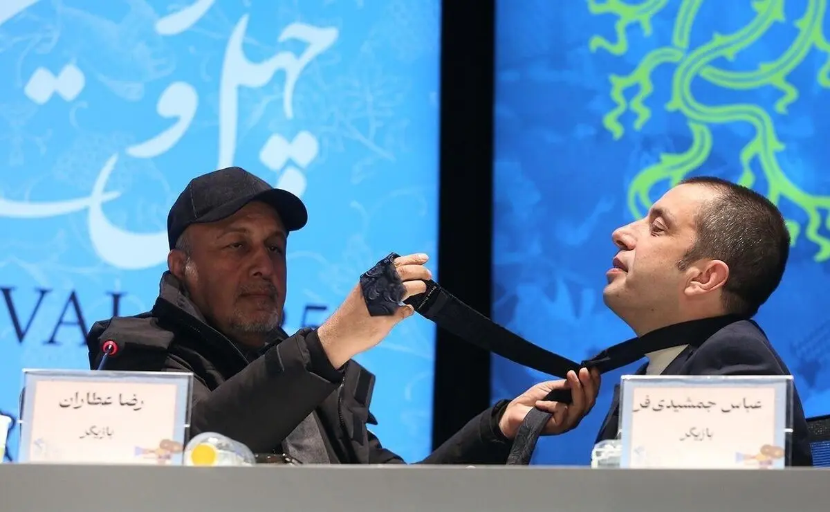 (ویدئو) کراوات بستن رضا عطاران با کمک عباس جمشیدی‌فر در نشست خبری