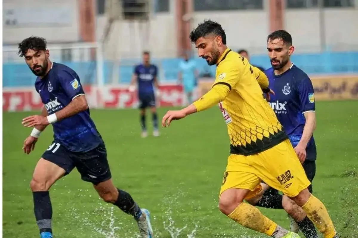 پاک شدن خطکشی زمین انزلی با آب باران!