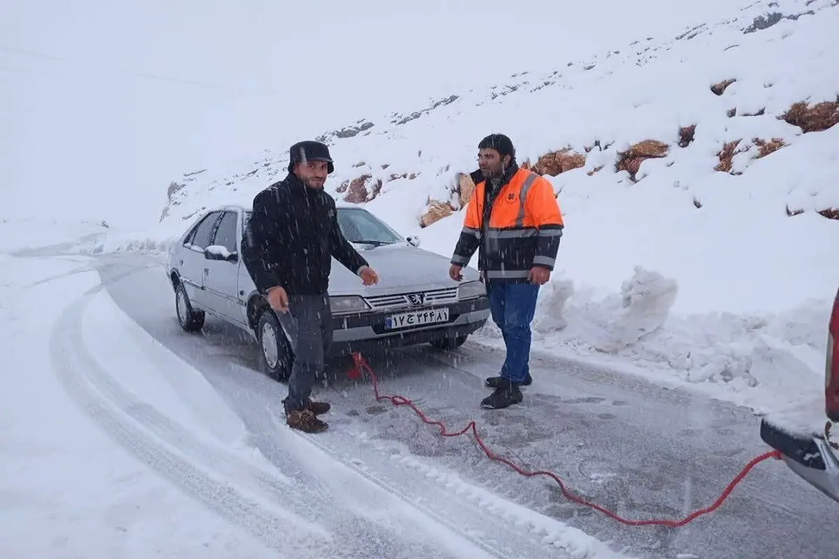 (ویدئو) بارش سنگین برف در گردنۀ شاه منصوری کوهرنگ