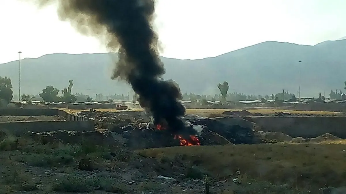 (ویدئو) ستون دود ناشی از زباله‌سوزی در آسمان رباط‌کریم