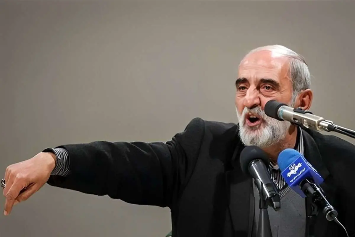 شریعتمداری: حامیان مذاکره یا احمق هستند یا خائن