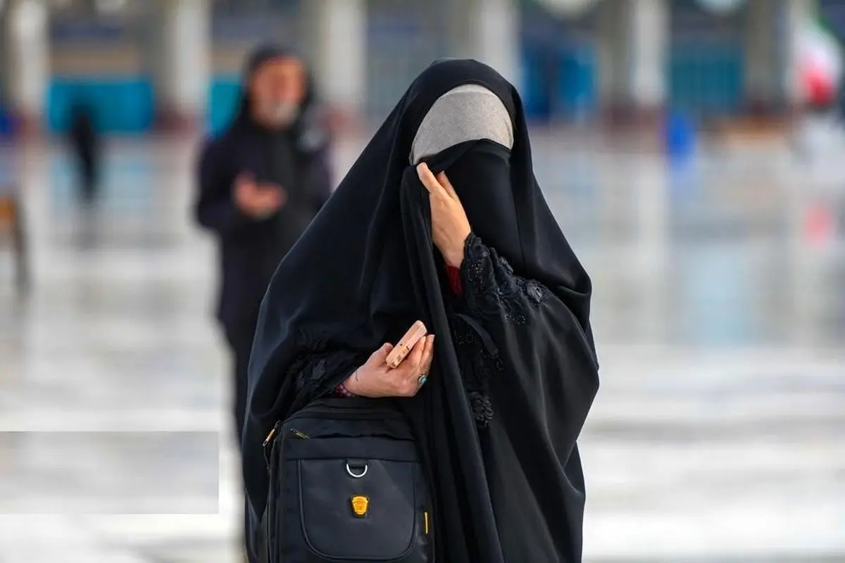 (تصاویر) آیین جاروکشی خادمان مسجد جمکران