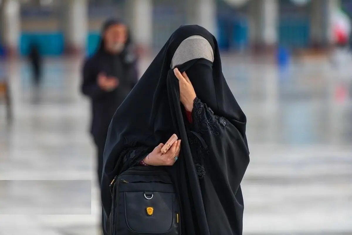 (تصاویر) آیین جاروکشی خادمان مسجد جمکران