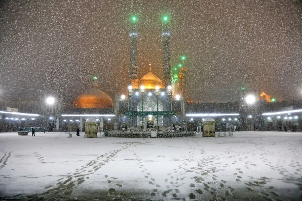 (تصاویر) بارش برف در حرم حضرت معصومه(س)