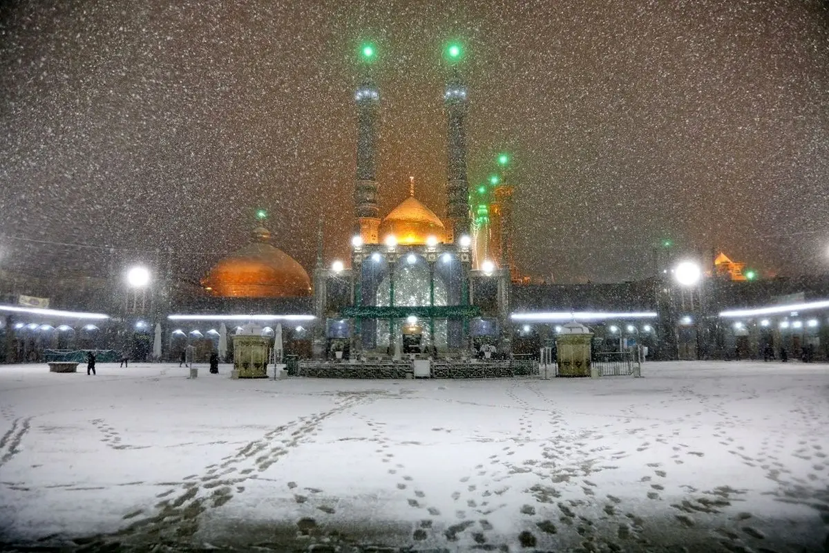 (تصاویر) بارش برف در حرم حضرت معصومه(س)