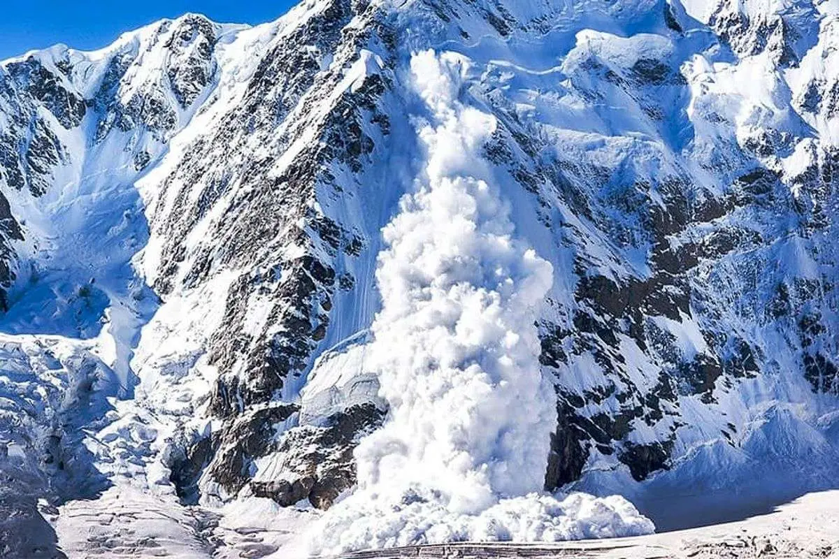 سقوط بهمن قربانی گرفت