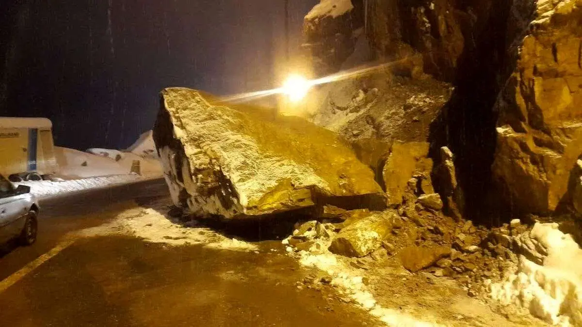 (ویدئو) سقوط سنگ غولپیکر در جاده چالوس
