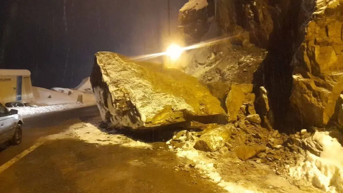 (ویدئو) سقوط سنگ غول‌پیکر در جاده چالوس