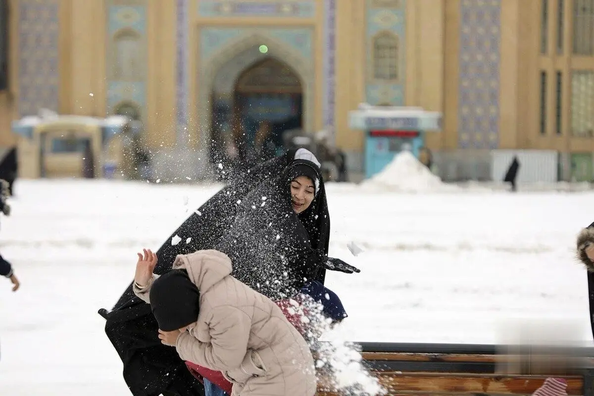 (تصاویر) حال و هوای برفی مسجد جمکران