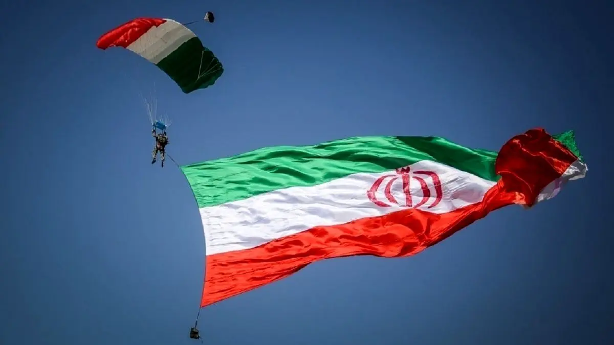 (ویدیو) فرود چتربازاران در مراسم ۲۲ بهمن در تهران