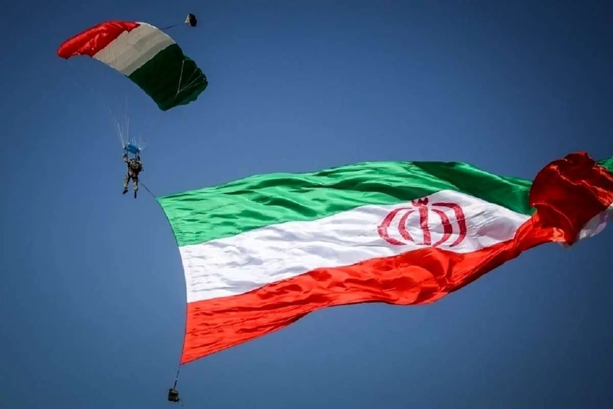 (ویدیو) فرود چتربازاران در مراسم ۲۲ بهمن در تهران