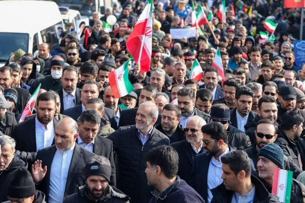 بازگشت رئیسجمهور از راهپیمایی ۲۲ بهمن با مترو