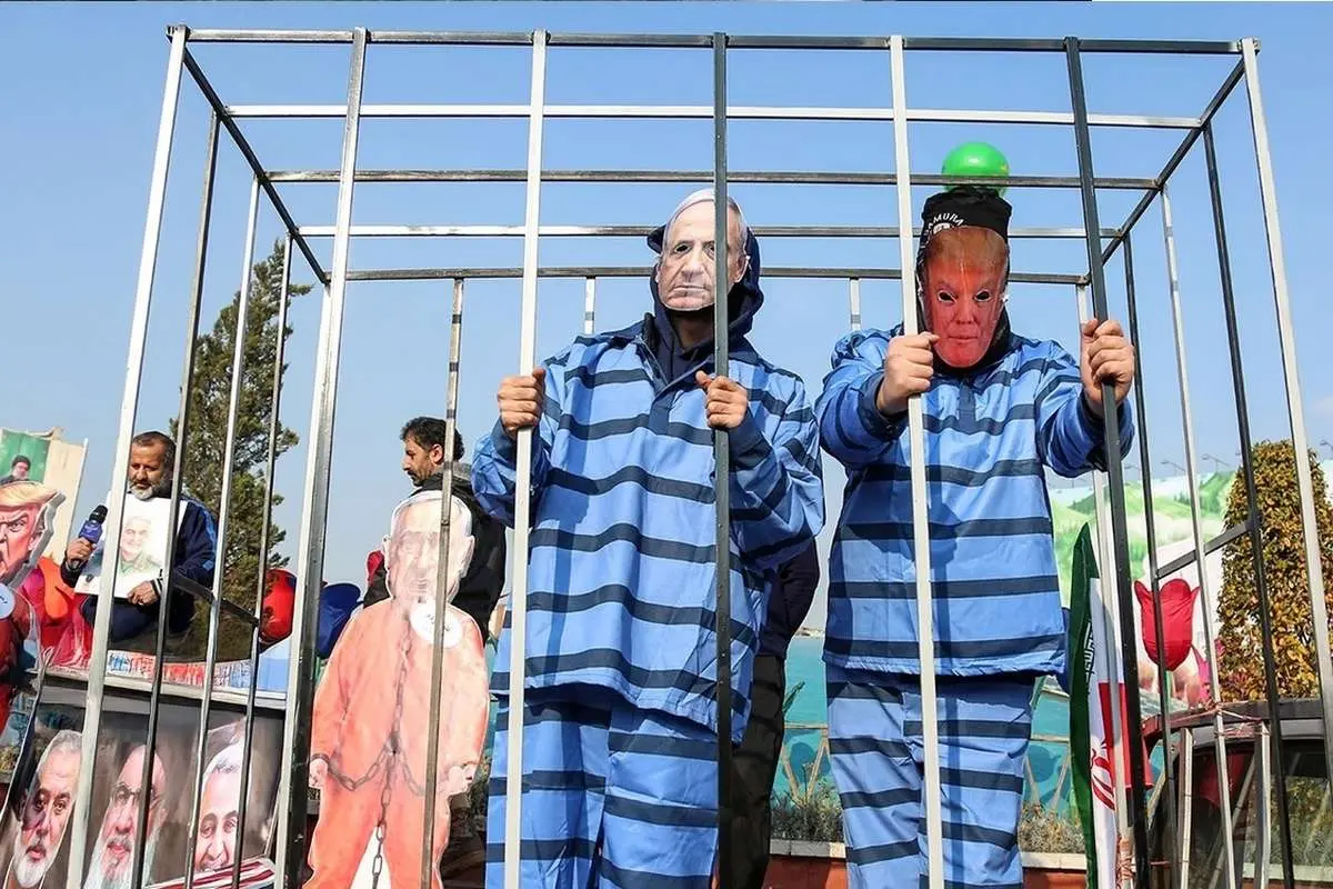 (ویدئو) نمایش دستگیری ترامپ در راهپیمایی ۲۲ بهمن بندرعباس