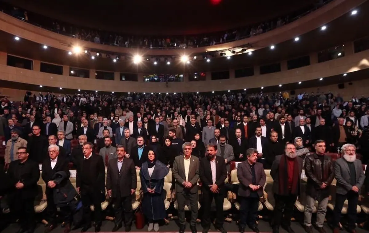 (ویدئو) تشویق بهروز وثوقی در اختتامیه چهل و سومین جشنواره فیلم فجر