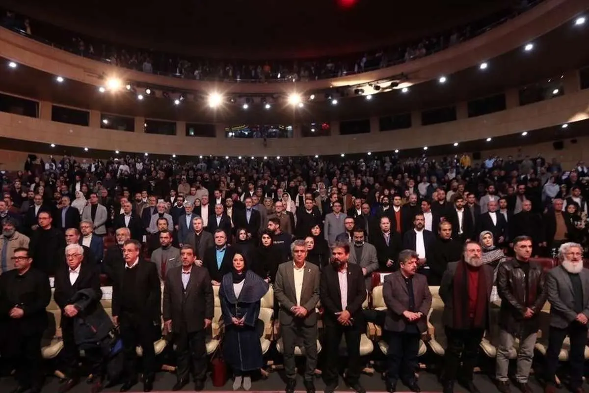 (ویدئو) تشویق بهروز وثوقی در اختتامیه چهل و سومین جشنواره فیلم فجر