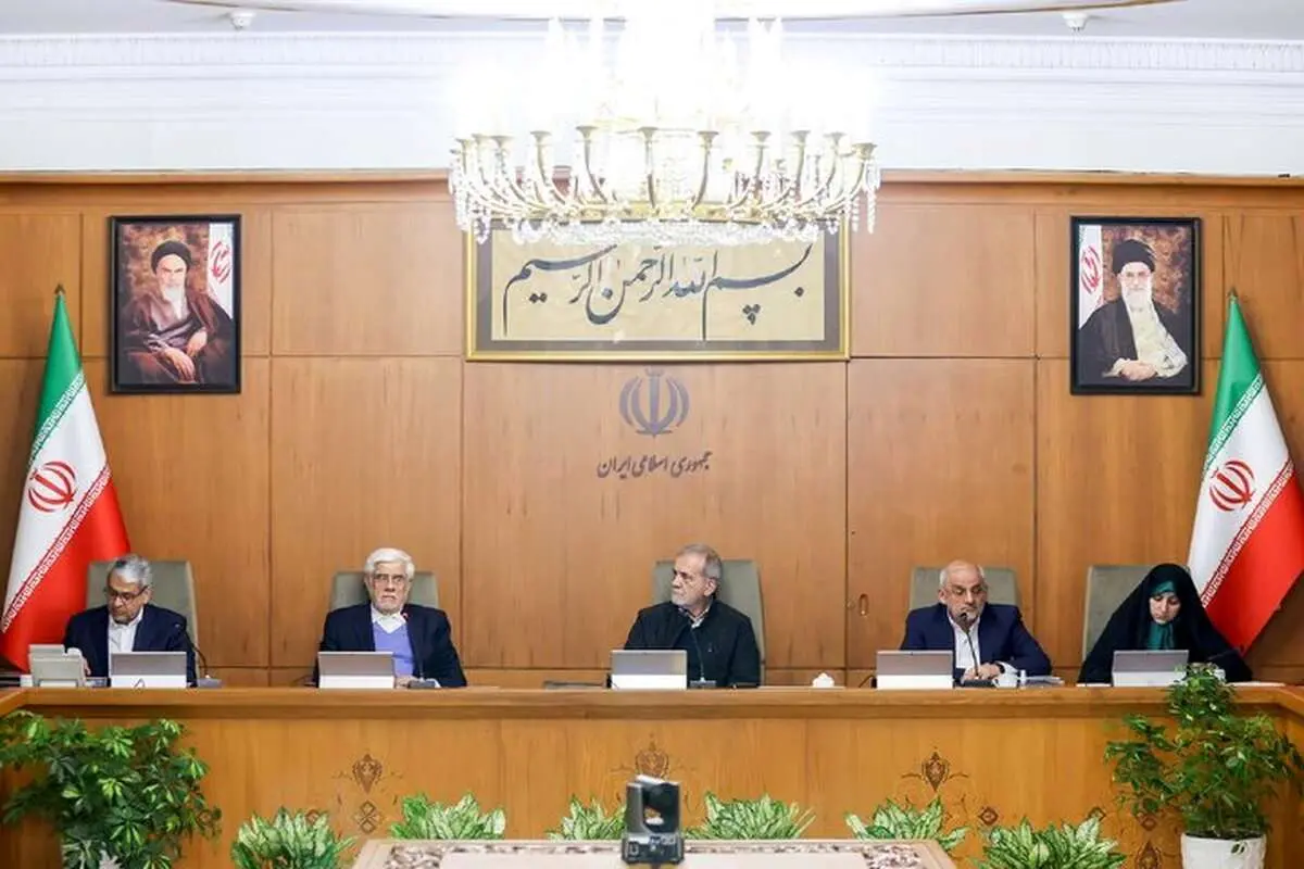 کیهان: پزشکیان، لیبرالها و غربزدهها را میداندار اقتصاد کشور کرده