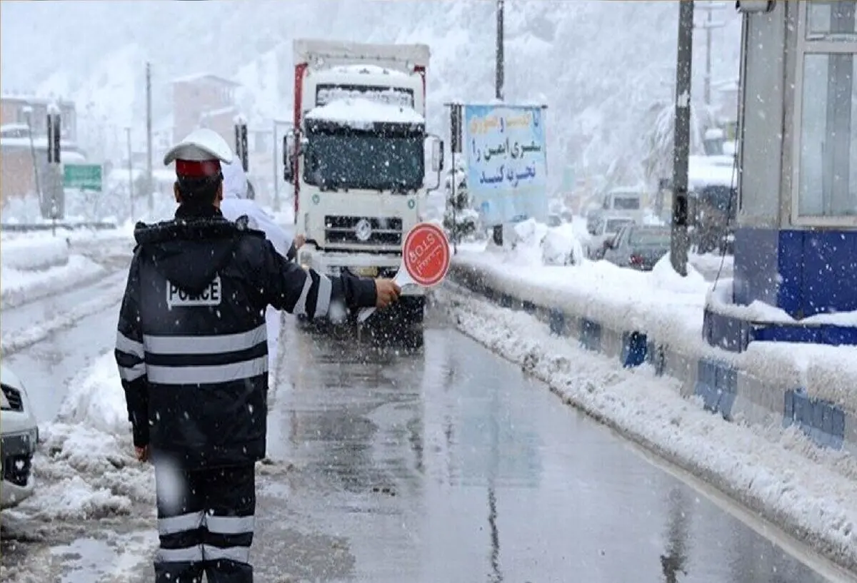 بارش برف و باران، جاده‌های شمالی را بست!