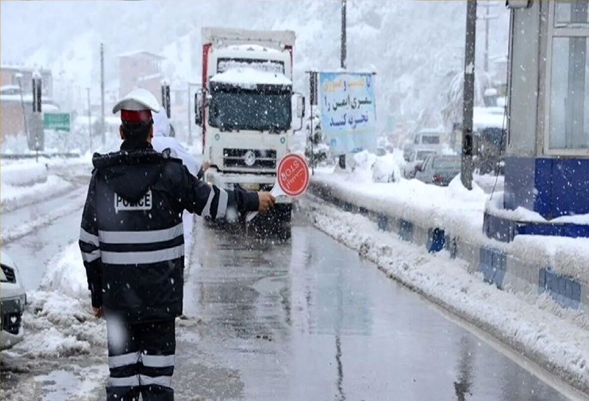 بارش برف و باران، جاده‌های شمالی را بست!