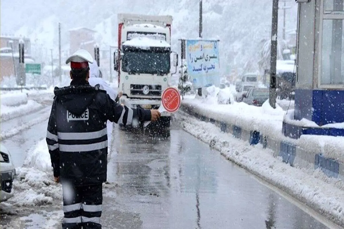 بارش برف و باران، جادههای شمالی را بست!