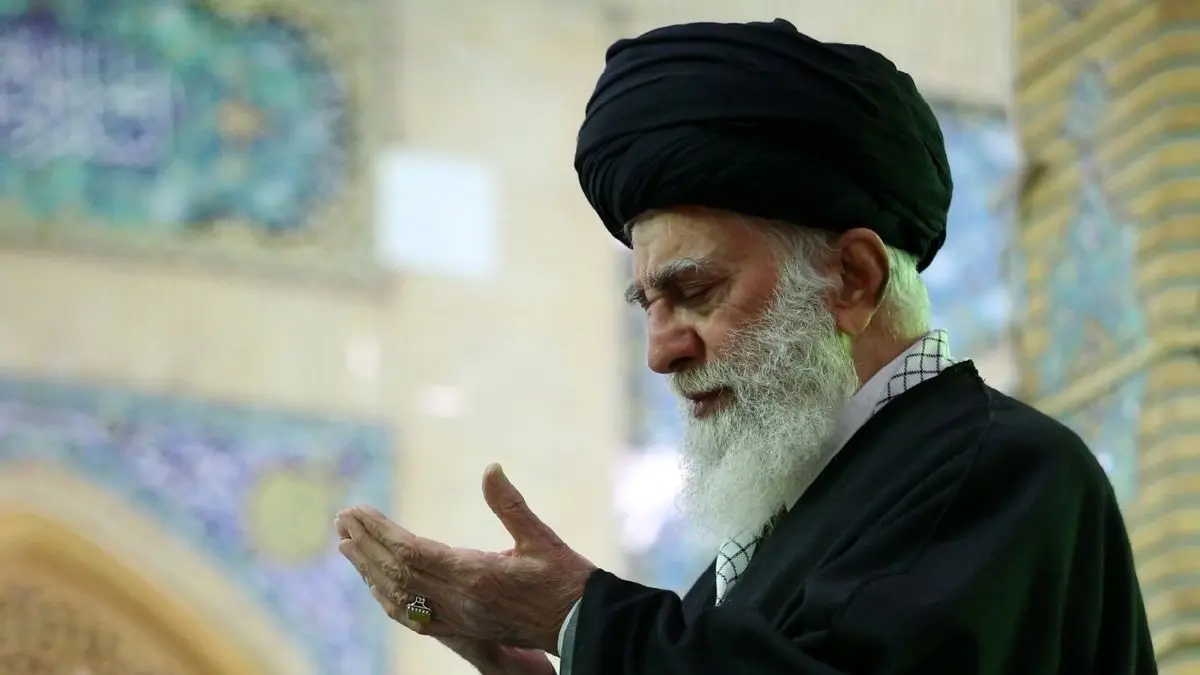 لحظاتی از حضور رهبر انقلاب در مسجد جمکران