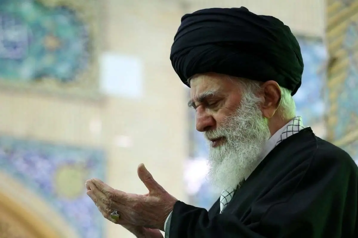 لحظاتی از حضور رهبر انقلاب در مسجد جمکران