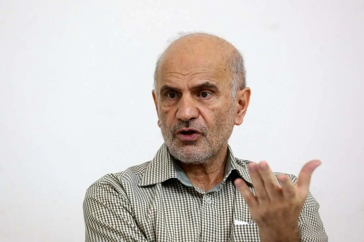 فرشاد مومنی: برای اینکه ببینید چه کلاه گشادی بر سر ما رفته به سایت بورس نگاهی بیندازید