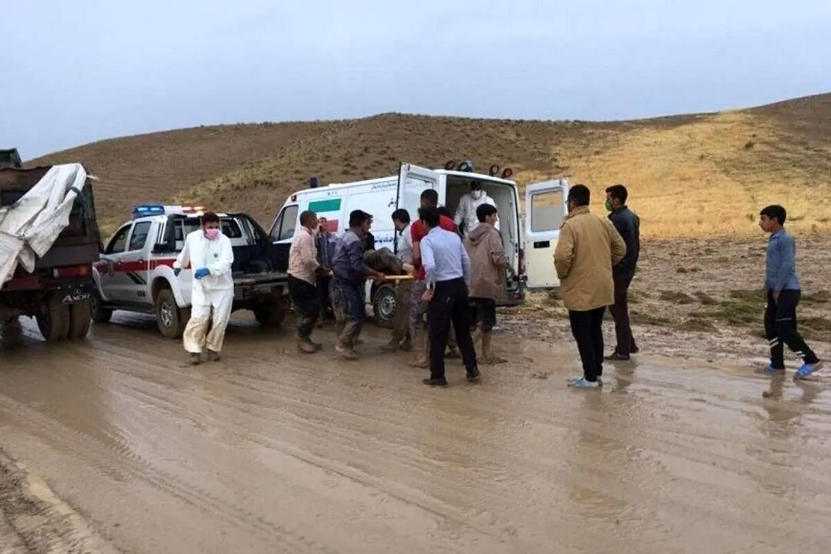 (ویدئو) عملیات نفس گیر نجات مادر باردار محاصره در سیلاب فارس