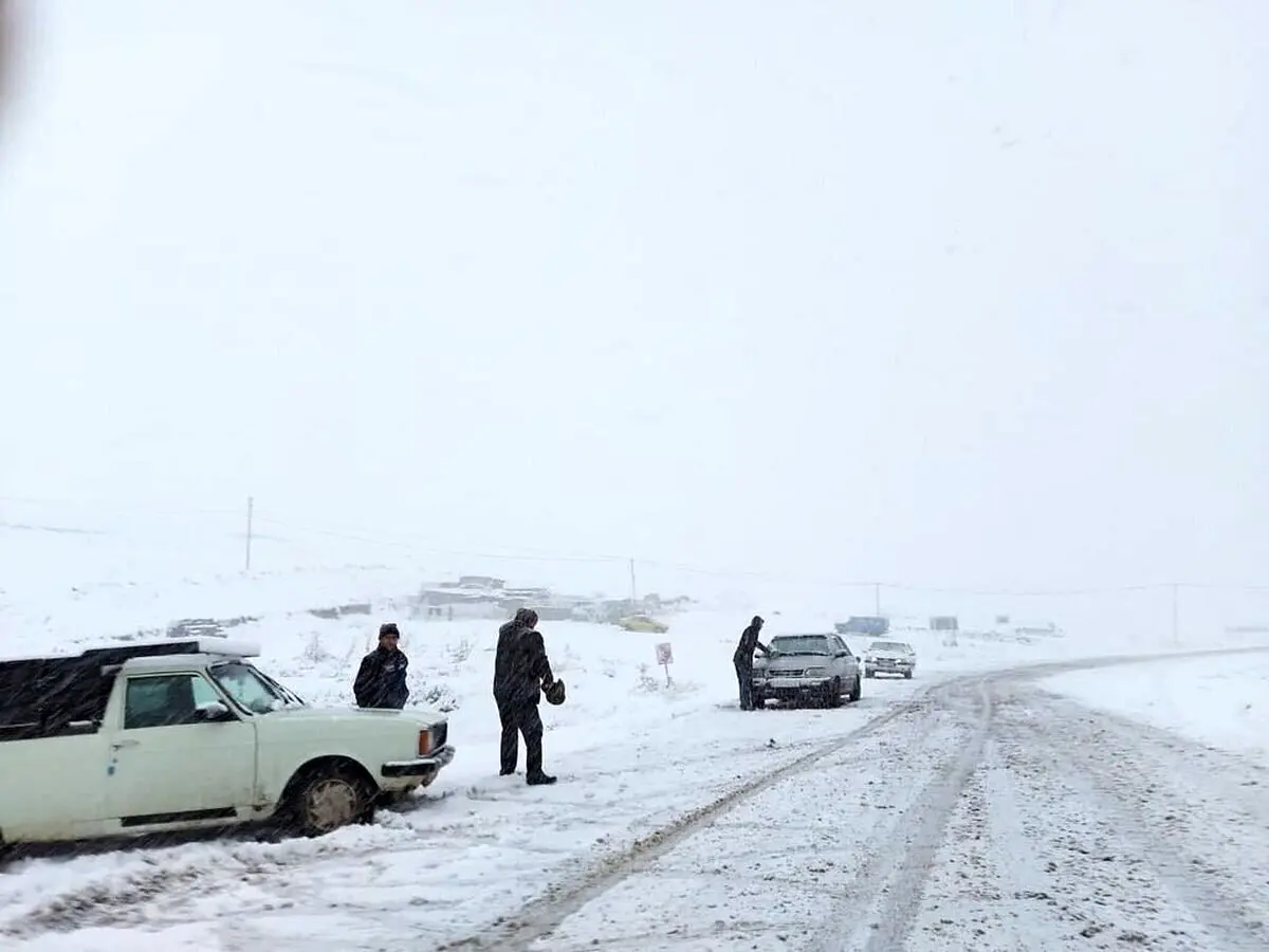 (ویدئو) گرفتار شدن خودروها در پی بارش برف و کولاک گردنه الماس